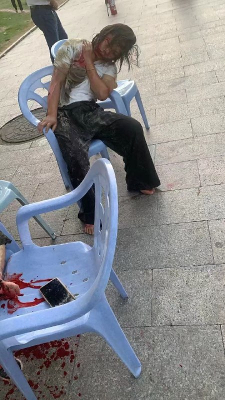 10月17日，福建省漳州市云霄县，下午放学，女司机点燃驾驶室，冲进学校大门，多人受伤