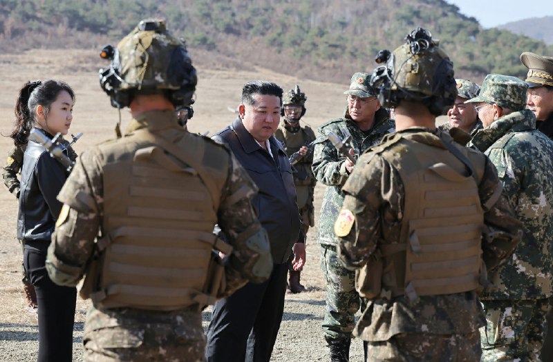 朝鲜 劳动党总书记、国务委员长 #金正恩 19 日视察 #朝鲜 人民军首都防御军直属平壤第 60 训练基地，观摩了步兵和 #坦 克兵部队协同攻击战术 #演习 #军事 #武器朝鲜 劳动党总书记、国务委员长 #金正恩 19 日视察 #朝鲜 人民军首都防御军直属平壤第 60 训练基地，观摩了步兵和 #坦 克兵部队协同攻击战术 #演习 #军事 #武器