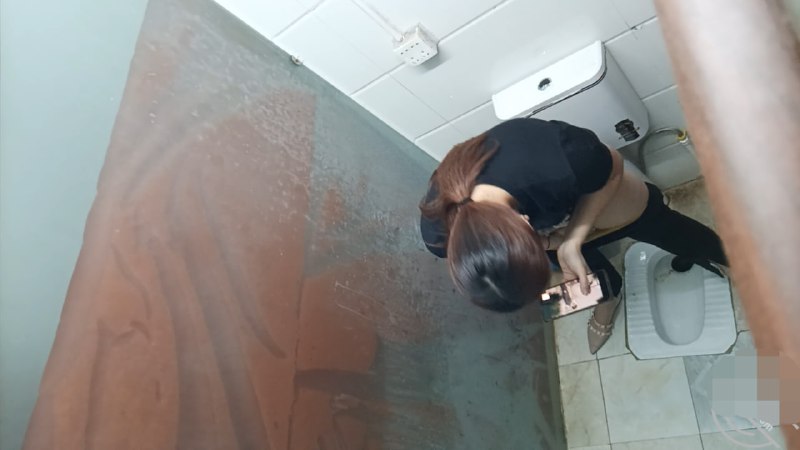 平常看见自己的女领导就是穿着制服一副御姐高冷不可侵犯的样子，同事们早就意淫已久，那高贵的华伦天奴鞋子早就想舔一舔了，不可一世的样子，已经仰慕她很久了，于是一直偷偷拍着她上厕所，哪知道今天她进厕所之前带了一包卫生巾脸色红红做贼一样的跑进厕所正奇怪怎么回事，急忙跟着她一起进去，居然发现高冷的御姐同事居然在厕所自慰，超快的手速揉搓着自己的阴唇，实在太刺激了，如果手下的同事知道自己的女神女领导平常训斥自己的样子现在被我拍到了在厕所发骚饥渴自慰的模样不知道多么兴奋#女神#自慰#手淫#反差#女领导#同事#厕拍平常看见自己的女领导就是穿着制服一副御姐高冷不可侵犯的样子，同事们早就意淫已久，那高贵的华伦天奴鞋子早就想舔一舔了，不可一世的样子，已经仰慕她很久了，于是一直偷偷拍着她上厕所，哪知道今天她进厕所之前带了一包卫生巾脸色红红做贼一样的跑进厕所正奇怪怎么回事，急忙跟着她一起进去，居然发现高冷的御姐同事居然在厕所自慰，超快的手速揉搓着自己的阴唇，实在太刺激了，如果手下的同事知道自己的女神女领导平常训斥自己的样子现在被我拍到了在厕所发骚饥渴自慰的模样不知道多么兴奋#女神#自慰#手淫#反差#女领导#同事#厕拍