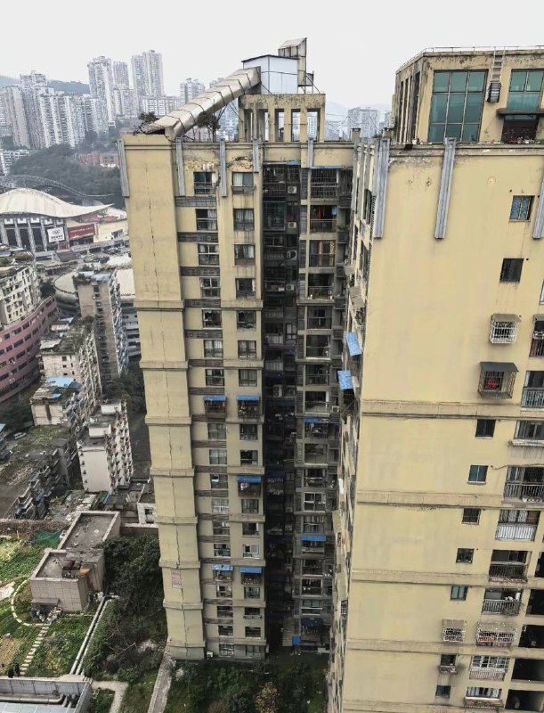 1月25日 3时45分 重庆涪陵区泽胜中央广场B馆7号楼吴杰峨眉 烧烤 发生火情， #爆燃 将独立 烟道 损坏