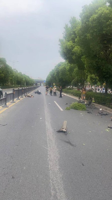 #网传 汇金 那边 极氪 001 撞死三个人？ #新能源 #车祸 #合集 #监控 #极速飞车 #人体保龄球 #补充#网传 汇金 那边 极氪 001 撞死三个人？ #新能源 #车祸 #合集 #监控 #极速飞车 #人体保龄球 #补充