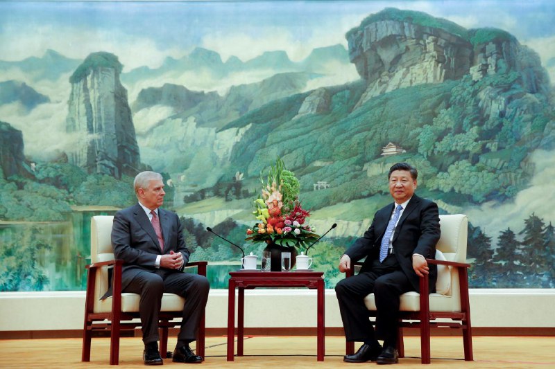 左边是恋童癖安德鲁，右边是洗面奶左边是恋童癖安德鲁，右边是洗面奶