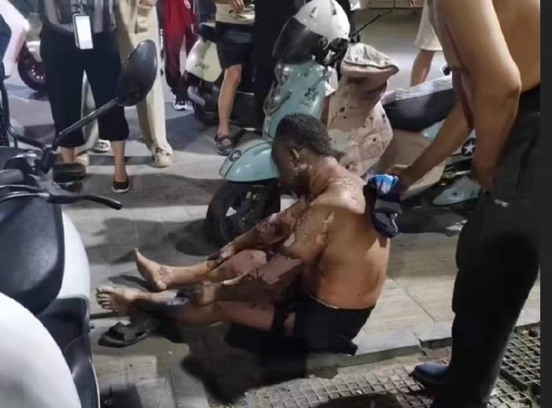 6月17日，河南 焦作，有网友称东二环与解放路附近工人施工触碰 高压线 发生 #爆炸 有工人被烧伤送医