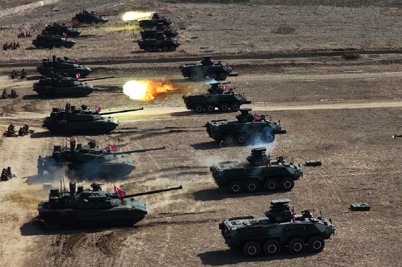 朝鲜 劳动党总书记、国务委员长 #金正恩 19 日视察 #朝鲜 人民军首都防御军直属平壤第 60 训练基地，观摩了步兵和 #坦 克兵部队协同攻击战术 #演习 #军事 #武器朝鲜 劳动党总书记、国务委员长 #金正恩 19 日视察 #朝鲜 人民军首都防御军直属平壤第 60 训练基地，观摩了步兵和 #坦 克兵部队协同攻击战术 #演习 #军事 #武器