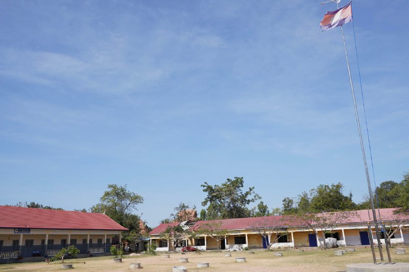 泰军再用F-16在柬埔寨学校附近投弹，学生吓得跟兔子似的从教室跑出逃命继12日15日在斯雷斯南区学校附近投弹后，12月18日泰军F16在士雷索蓬市班蒂棉彩省教育厅旁的洪森克拉孔高中附近投弹，师生都吓死了