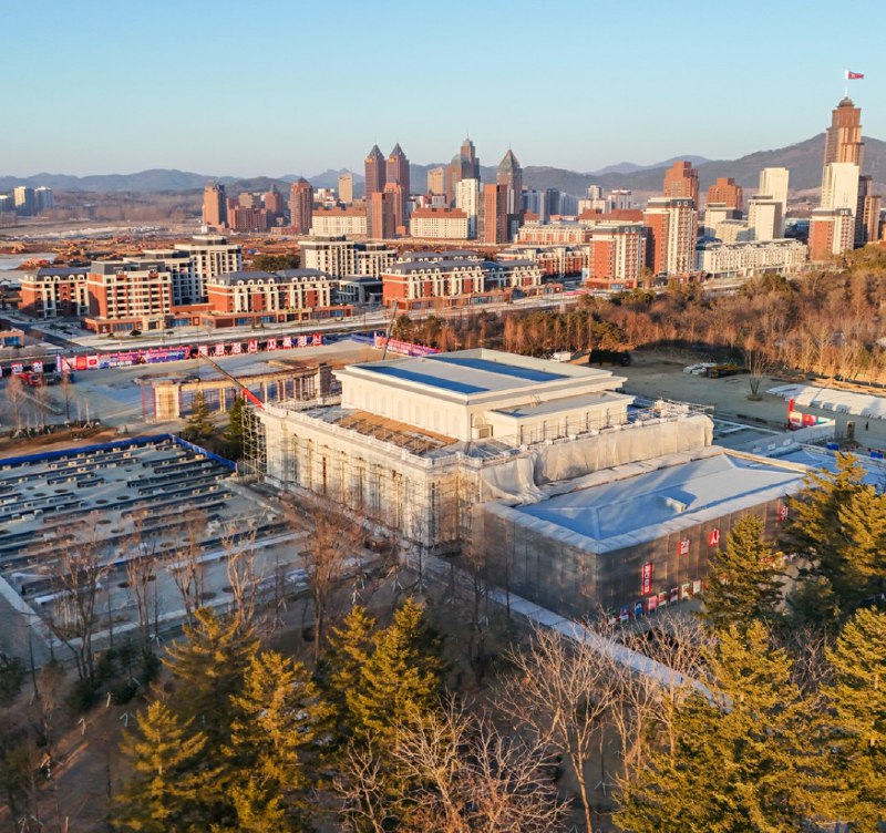 金正恩在首都平壤为海外军事作战牺牲的援俄将士建功勋纪念馆2026年1月5日，金正恩带着女儿金主爱参加“义务劳动”，亲手植下纪念树