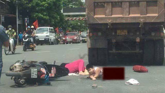 儿子 因 母亲 鲁莽驾驶，而下半身受伤  车祸碾压儿子 因 母亲 鲁莽驾驶，而下半身受伤  车祸碾压