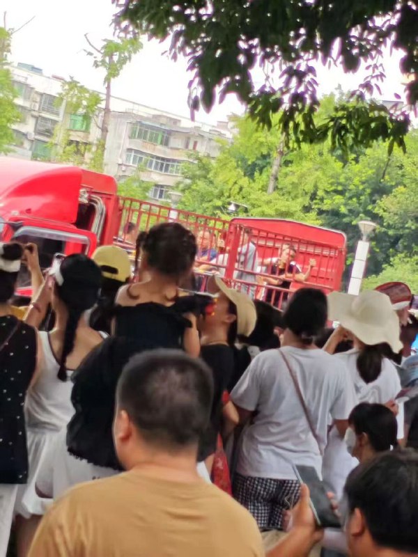 四川江油霸凌事件，霸凌者母亲是江油市公安局副局长，市民堵在公安局门口，市区警察直接上街抓人受害者母亲是聋哑人，父亲是文盲，警察诱导其父签谅解书四川江油霸凌事件，霸凌者母亲是江油市公安局副局长，市民堵在公安局门口，市区警察直接上街抓人受害者母亲是聋哑人，父亲是文盲，警察诱导其父签谅解书