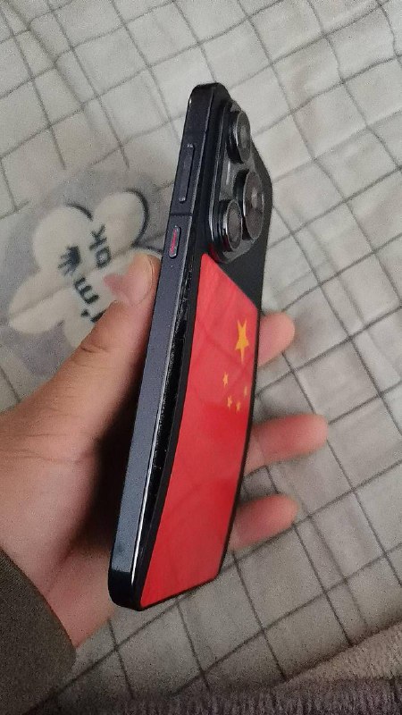 华为手机使用一年多电池鼓包！去销售的店换电池，却直接要置换？！而且只值一百多！？你这不是告诉我就是冤种么？！四千多买的一年就坏了，电池都不说给换让我置换，我问不能换电池么？店员说维修的店不在这要去另一个地方，而且还没有货