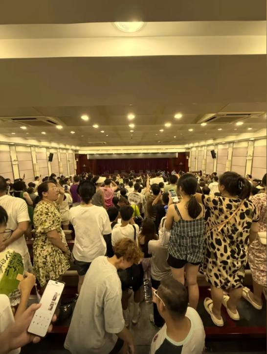 8月4日 四川 江油  前一天的霸凌 事件发生后，大批当地民众前往市政府声援受害者家属，要求严惩施暴者