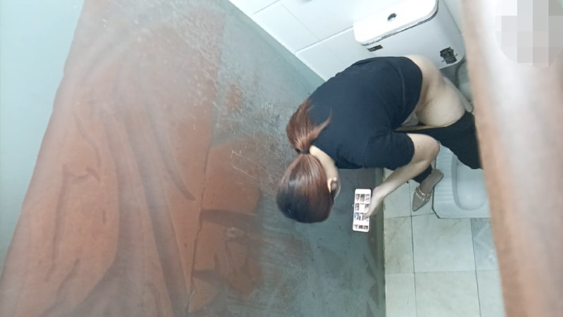 平常看见自己的女领导就是穿着制服一副御姐高冷不可侵犯的样子，同事们早就意淫已久，那高贵的华伦天奴鞋子早就想舔一舔了，不可一世的样子，已经仰慕她很久了，于是一直偷偷拍着她上厕所，哪知道今天她进厕所之前带了一包卫生巾脸色红红做贼一样的跑进厕所正奇怪怎么回事，急忙跟着她一起进去，居然发现高冷的御姐同事居然在厕所自慰，超快的手速揉搓着自己的阴唇，实在太刺激了，如果手下的同事知道自己的女神女领导平常训斥自己的样子现在被我拍到了在厕所发骚饥渴自慰的模样不知道多么兴奋#女神#自慰#手淫#反差#女领导#同事#厕拍平常看见自己的女领导就是穿着制服一副御姐高冷不可侵犯的样子，同事们早就意淫已久，那高贵的华伦天奴鞋子早就想舔一舔了，不可一世的样子，已经仰慕她很久了，于是一直偷偷拍着她上厕所，哪知道今天她进厕所之前带了一包卫生巾脸色红红做贼一样的跑进厕所正奇怪怎么回事，急忙跟着她一起进去，居然发现高冷的御姐同事居然在厕所自慰，超快的手速揉搓着自己的阴唇，实在太刺激了，如果手下的同事知道自己的女神女领导平常训斥自己的样子现在被我拍到了在厕所发骚饥渴自慰的模样不知道多么兴奋#女神#自慰#手淫#反差#女领导#同事#厕拍