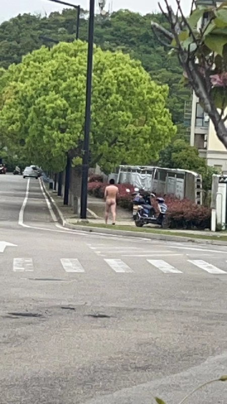 哪位群友? #裸奔 #裸男哪位群友? #裸奔 #裸男