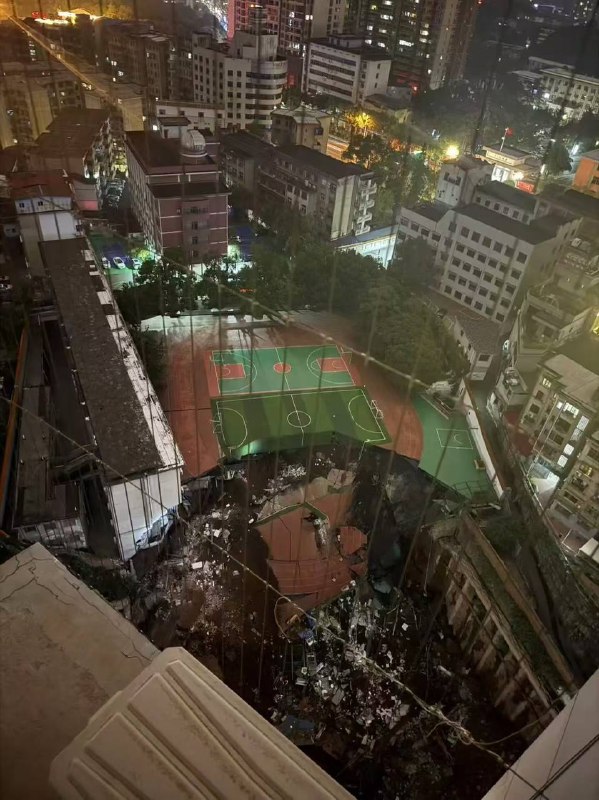 邵阳资江学校坍塌黑心开发商违规 挖掘 地下车库 导致资江学校教学楼倒塌，整所学校已成危房