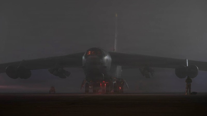一架美国空军 B-52H 重型轰炸机装载着满载的 JASSM 巡航导弹，准备对伊朗执行打击任务