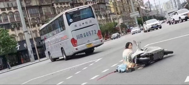 7月10日下午5点 四川南充南部县大润发旁边发生车祸，妈妈开电动车带8岁女儿被碾压 系大巴车违规变道，女儿当场死亡，脑浆都出来了，妈妈哭晕了过去 #车祸 #血腥﻿7月10日下午5点 四川南充南部县大润发旁边发生车祸，妈妈开电动车带8岁女儿被碾压 系大巴车违规变道，女儿当场死亡，脑浆都出来了，妈妈哭晕了过去 #车祸 #血腥