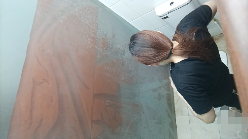 平常看见自己的女领导就是穿着制服一副御姐高冷不可侵犯的样子，同事们早就意淫已久，那高贵的华伦天奴鞋子早就想舔一舔了，不可一世的样子，已经仰慕她很久了，于是一直偷偷拍着她上厕所，哪知道今天她进厕所之前带了一包卫生巾脸色红红做贼一样的跑进厕所正奇怪怎么回事，急忙跟着她一起进去，居然发现高冷的御姐同事居然在厕所自慰，超快的手速揉搓着自己的阴唇，实在太刺激了，如果手下的同事知道自己的女神女领导平常训斥自己的样子现在被我拍到了在厕所发骚饥渴自慰的模样不知道多么兴奋#女神#自慰#手淫#反差#女领导#同事#厕拍平常看见自己的女领导就是穿着制服一副御姐高冷不可侵犯的样子，同事们早就意淫已久，那高贵的华伦天奴鞋子早就想舔一舔了，不可一世的样子，已经仰慕她很久了，于是一直偷偷拍着她上厕所，哪知道今天她进厕所之前带了一包卫生巾脸色红红做贼一样的跑进厕所正奇怪怎么回事，急忙跟着她一起进去，居然发现高冷的御姐同事居然在厕所自慰，超快的手速揉搓着自己的阴唇，实在太刺激了，如果手下的同事知道自己的女神女领导平常训斥自己的样子现在被我拍到了在厕所发骚饥渴自慰的模样不知道多么兴奋#女神#自慰#手淫#反差#女领导#同事#厕拍