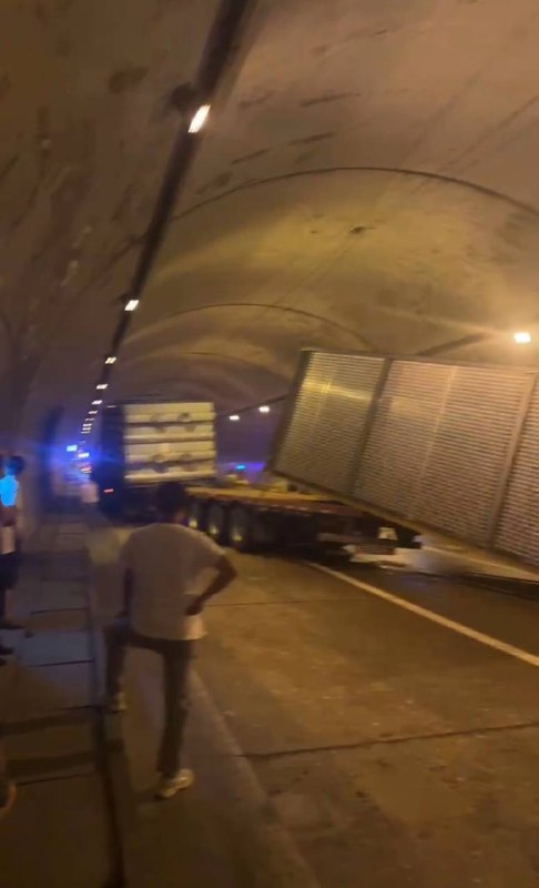 7.30 中午12点，洛南去西安的高速，灞源隧道发生交通事故，堵车几十公里，晚上9点才通车