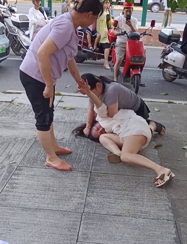 #每日一捉 广西，两姐妹打小三#每日一捉 广西，两姐妹打小三