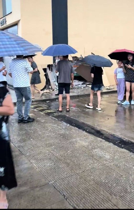 8月2日上午江苏南通一辆新能源 汽车比亚迪，撞穿商铺墙体，整辆车冲进商场内部，商铺墙体撞出来一个大洞车祸8月2日上午江苏南通一辆新能源 汽车比亚迪，撞穿商铺墙体，整辆车冲进商场内部，商铺墙体撞出来一个大洞车祸