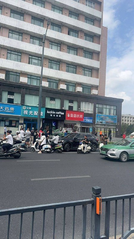 8月14日 河南 郑州 一辆出租车 撞向人行道，造成多人死伤，现场惨烈车祸人体保龄球疯狂出租车补充 现场视频及照片，疑似有多名外卖快递小哥死伤车祸极速飞车人体保龄球8月14日 河南 郑州 一辆出租车 撞向人行道，造成多人死伤，现场惨烈车祸人体保龄球疯狂出租车补充 现场视频及照片，疑似有多名外卖快递小哥死伤车祸极速飞车人体保龄球