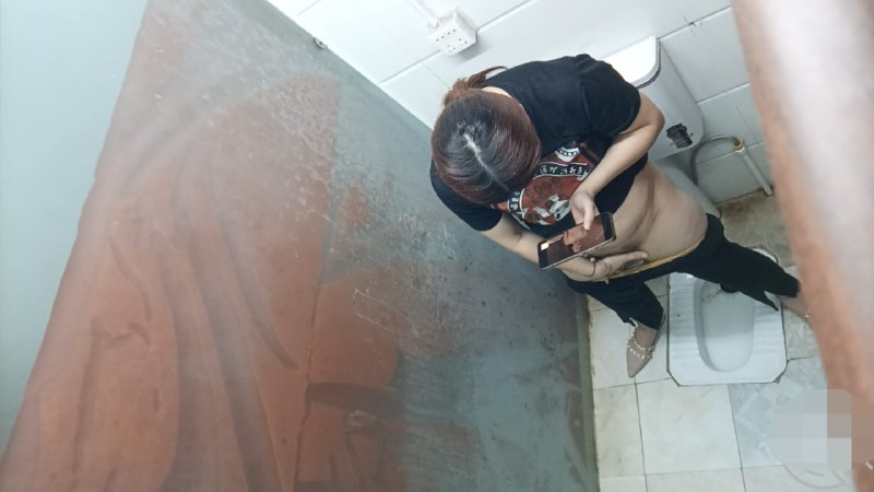 平常看见自己的女领导就是穿着制服一副御姐高冷不可侵犯的样子，同事们早就意淫已久，那高贵的华伦天奴鞋子早就想舔一舔了，不可一世的样子，已经仰慕她很久了，于是一直偷偷拍着她上厕所，哪知道今天她进厕所之前带了一包卫生巾脸色红红做贼一样的跑进厕所正奇怪怎么回事，急忙跟着她一起进去，居然发现高冷的御姐同事居然在厕所自慰，超快的手速揉搓着自己的阴唇，实在太刺激了，如果手下的同事知道自己的女神女领导平常训斥自己的样子现在被我拍到了在厕所发骚饥渴自慰的模样不知道多么兴奋#女神#自慰#手淫#反差#女领导#同事#厕拍平常看见自己的女领导就是穿着制服一副御姐高冷不可侵犯的样子，同事们早就意淫已久，那高贵的华伦天奴鞋子早就想舔一舔了，不可一世的样子，已经仰慕她很久了，于是一直偷偷拍着她上厕所，哪知道今天她进厕所之前带了一包卫生巾脸色红红做贼一样的跑进厕所正奇怪怎么回事，急忙跟着她一起进去，居然发现高冷的御姐同事居然在厕所自慰，超快的手速揉搓着自己的阴唇，实在太刺激了，如果手下的同事知道自己的女神女领导平常训斥自己的样子现在被我拍到了在厕所发骚饥渴自慰的模样不知道多么兴奋#女神#自慰#手淫#反差#女领导#同事#厕拍